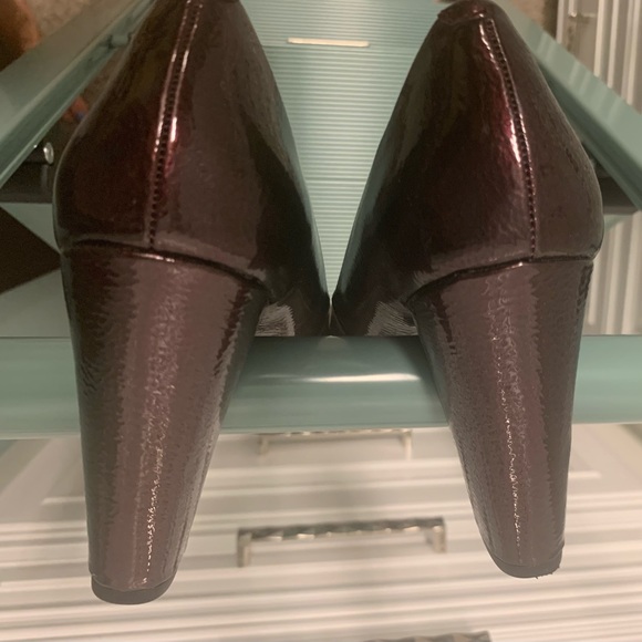 Pretty wine color heels by Bandolino. Size 6.5 - Picture 3 of 7